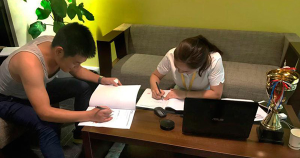 王先生之前考虑帽牌货冒菜,去他们公司考察后毅然决然转来黄手艺,与我们当场签约!