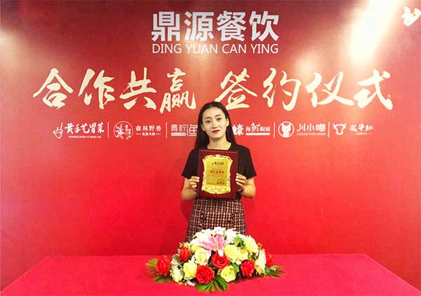吴姐8月2日签约云南冒菜加盟,万事俱备,只欠东风
